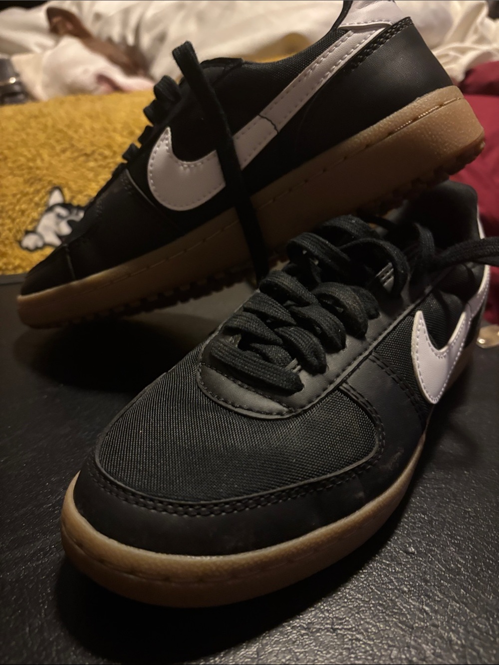 Nike women’s Black/White Sneakers with Gum Sole